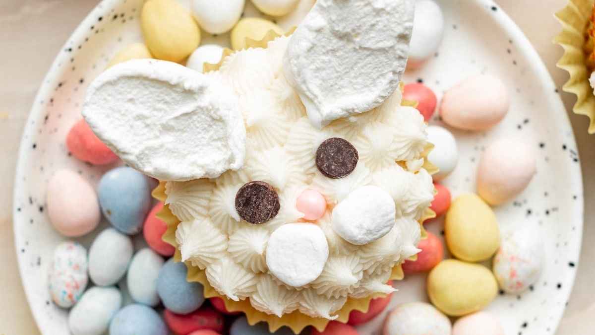 Easter Bunny Cupcakes. 