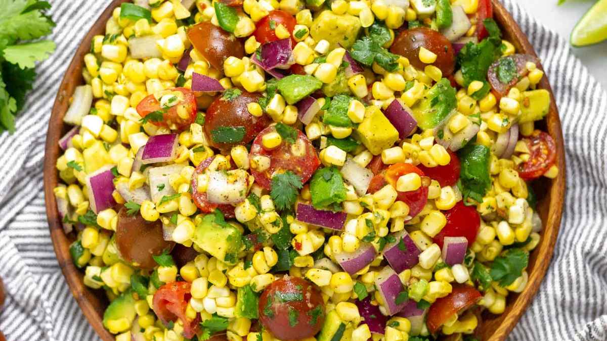 Summer Corn Salad With Tomato & Avocado. 